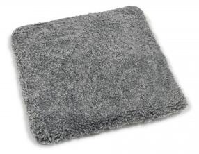 Curly pad silvergrå - fyrkantig stolsdyna med stoppning i lockigt fårskinn