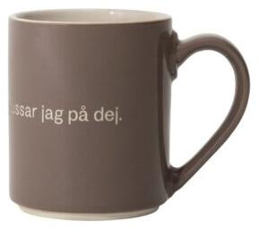 DesignHouse Stockholm - Astrid Lindgren mugg ljusbrun - Trarallanrallanlej, då pussar jag på dej