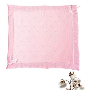 Stickad rosa filt i bomullsgarn med rosettband